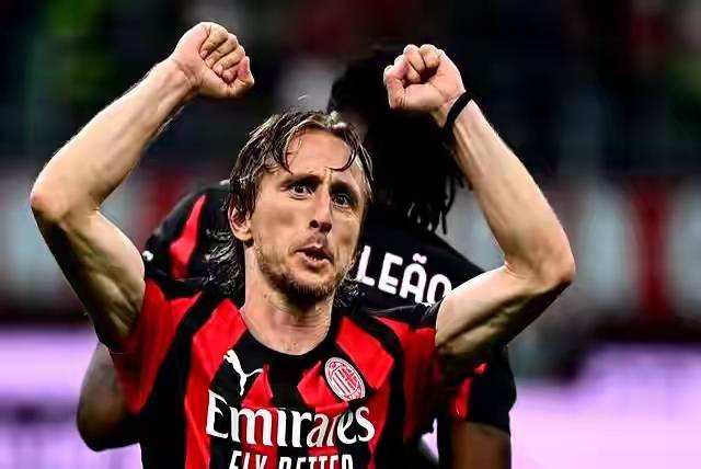 62天闪人！600万赔偿金不要了？滕哈赫遭反杀后急返荷甲，真能救贾府？